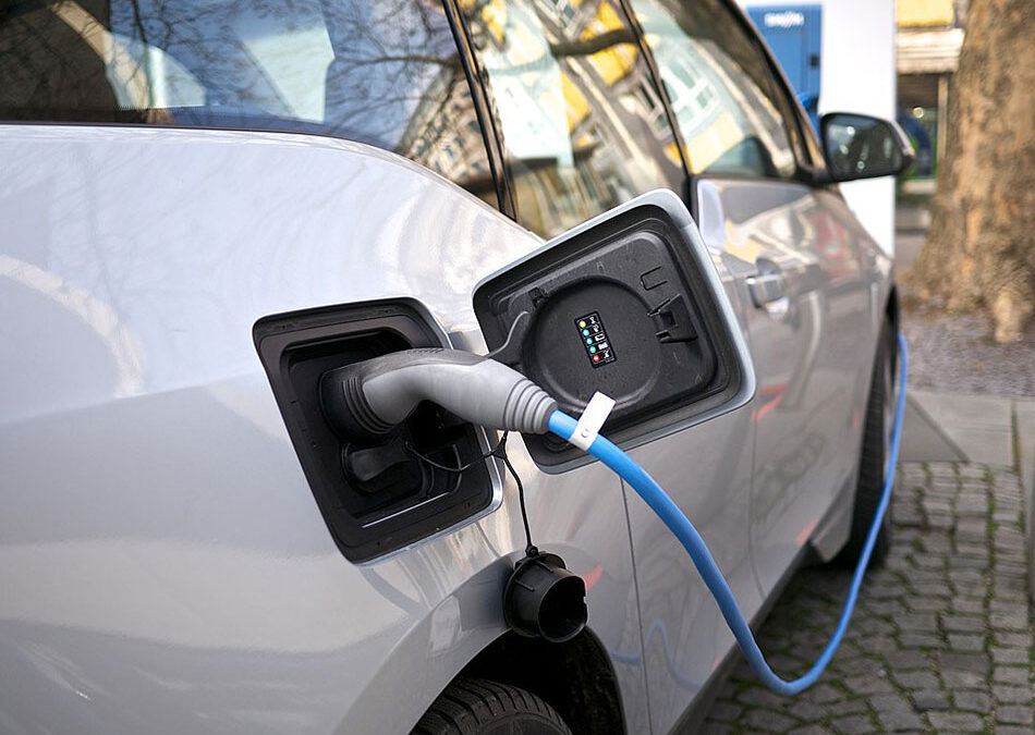 Turning city-owned EVs into backup power for community resilience hubs